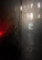 mörkläggning i Kiev. glas ställer ut med regndroppar och snöblandat regn foto