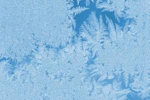 jul naturlig bakgrund i trendig Färg 2020 klassisk blå. vinter- frostig mönster bisarr form på fönster glas. foto