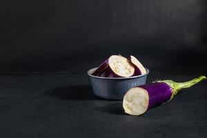 hackad aubergine på svart bakgrund foto