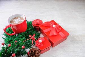 kopp röd chokladkakao och röda presentförpackningar