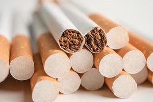 cigarett, tobak i rulla papper med filtrera rör isolerat på vit bakgrund, Nej rökning begrepp. foto