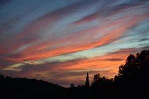 en färgrik och dramatisk cloudyscape solnedgång i Toscana, Italien foto