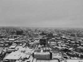 hög vinkel se av stad i klassisk svart och vit efter snö falla foto