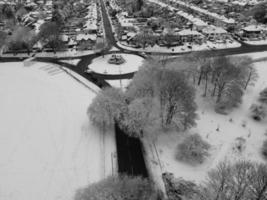 hög vinkel se av stad i klassisk svart och vit efter snö falla foto