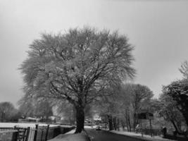 hög vinkel se av stad i klassisk svart och vit efter snö falla foto