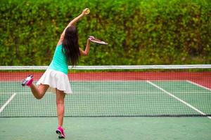 kvinna som spelar tennis foto