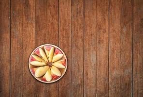ovanifrån av skivade äpplen på träbakgrund foto