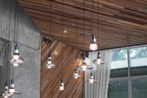 dekorativa glödlampor i modernt rum