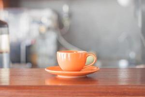 orange kaffekopp i kafé foto