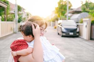 asiatisk nyfödd baby unge ögonkontakt med mamma söthet av barn med lycklig familj på mjuk madrass metafor leva livet hälsosam livsstil söta barn babyprodukter hälsoprodukter för mor och baby foto