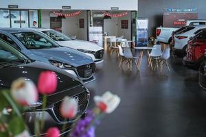 bangsaen thailand nov 2022 detta bil mazda 2 cx3 cx30 Mazda3 bt50 varumärke japan stock bil garage återförsäljare på rum kund parkerad i utställningslokal av thailand för belysande redaktionell bild. foto