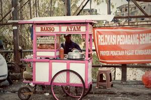 badung, bali - januari 13 2023 Foto av en köttbulle vagn med de säljare framställning köttbullar för hans kunder