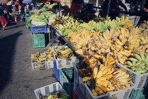 Foto av flera människor håller på med uppköp och försäljning aktiviteter i de kumbasari marknadsföra område.