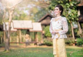 skön thai flicka i thai traditionell kostym foto