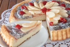 kaka toppad med drakefrukt, äpplen och körsbär foto