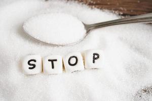 Nej, ljuv granulerad socker med text, diabetes förebyggande, diet och vikt förlust för Bra hälsa. foto
