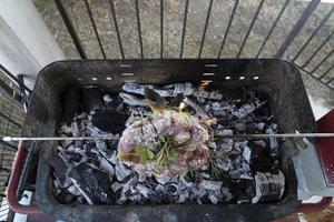 fläsk steka matlagning på träkol på utegrill foto