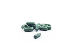 gröna piller isolerad på en vit bakgrund foto