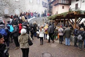 rango, Italien - december 8, 2017 - människor på traditionell jul marknadsföra foto