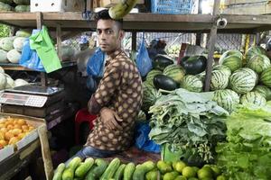 manlig, maldiverna - februari, 23 2019 - människor uppköp på frukt och grönsaker marknadsföra foto