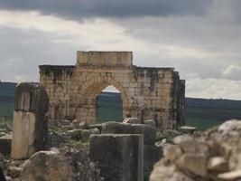 volubilis roman ruiner i marocko- bäst bevarade roman ruiner belägen mellan de kejserlig städer av fez och meknes foto