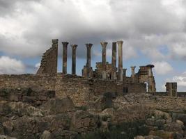 volubilis roman ruiner i marocko- bäst bevarade roman ruiner belägen mellan de kejserlig städer av fez och meknes foto