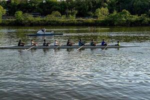 philadelphia, USA - april 30 2019 - rodd team på schuylkill flod foto