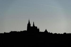 prag slott svart silhuett på solnedgång foto