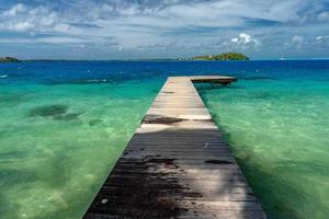 brygga bora bora franska polynesien blå lagun turkos kristall vatten foto