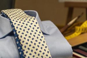 slips och skjorta på skräddare tabell foto