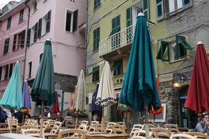 vernazza, Italien - september 23 2017 - turist i cinque terre på regnig dag foto