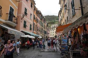 vernazza, Italien - september 23 2017 - turist i cinque terre på regnig dag foto