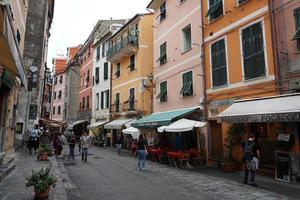 vernazza, Italien - september 23 2017 - turist i cinque terre på regnig dag foto