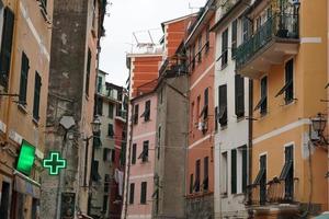 vernazza, Italien - september 23 2017 - turist i cinque terre på regnig dag foto