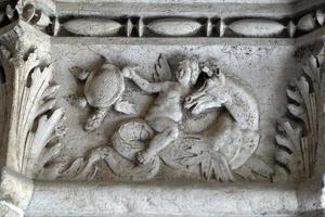 Venedig, Italien - september 15 2019 - doge hertig palats huvudstad av kolumn vägkanten skulptur detalj foto