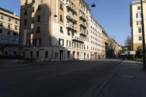 genua, Italien - april 5 2020 - stadens centrum gator är öken- på grund av till coronavirus covid quarentine foto