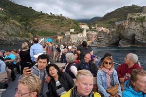 vernazza, Italien - september 23 2017 - turist i cinque terre på regnig dag foto