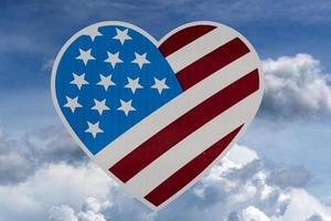 hjärta form USA flagga isolerat på vit molnig himmel foto