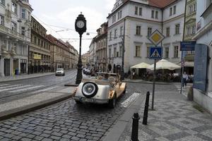 Prag, tjeck republik - juli 15 2019 - gammal stil bilar i stad är full av turist i sommar tid foto