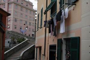 kläder hängande från italiensk hus i genua foto