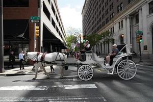 philadelphia, USA - Maj 23 2018 - historisk häst vagn och besökare på frihet hall plats foto