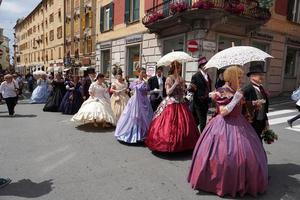 genua, Italien - Maj 5 2018 - 19 århundrade klänning parad för euroflora utställning i de unik scenario av de nervi foto