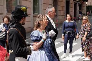 genua, Italien - Maj 5 2018 - 19 århundrade klänning parad för euroflora utställning i de unik scenario av de nervi foto