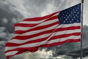 orkan cyklon på USA stad flagga stjärna och Ränder foto