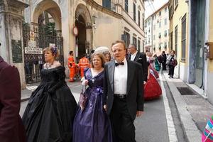 genua, Italien - Maj 5 2018 - 19 århundrade klänning parad för euroflora utställning i de unik scenario av de nervi foto