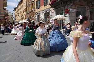 genua, Italien - Maj 5 2018 - 19 århundrade klänning parad för euroflora utställning i de unik scenario av de nervi foto