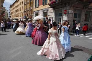 genua, Italien - Maj 5 2018 - 19 århundrade klänning parad för euroflora utställning i de unik scenario av de nervi foto