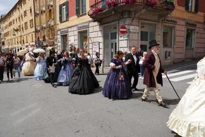 genua, Italien - Maj 5 2018 - 19 århundrade klänning parad för euroflora utställning i de unik scenario av de nervi foto