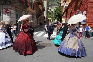 genua, Italien - Maj 5 2018 - 19 århundrade klänning parad för euroflora utställning i de unik scenario av de nervi foto