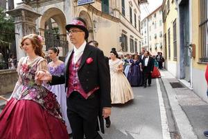 genua, Italien - Maj 5 2018 - 19 århundrade klänning parad för euroflora utställning i de unik scenario av de nervi foto